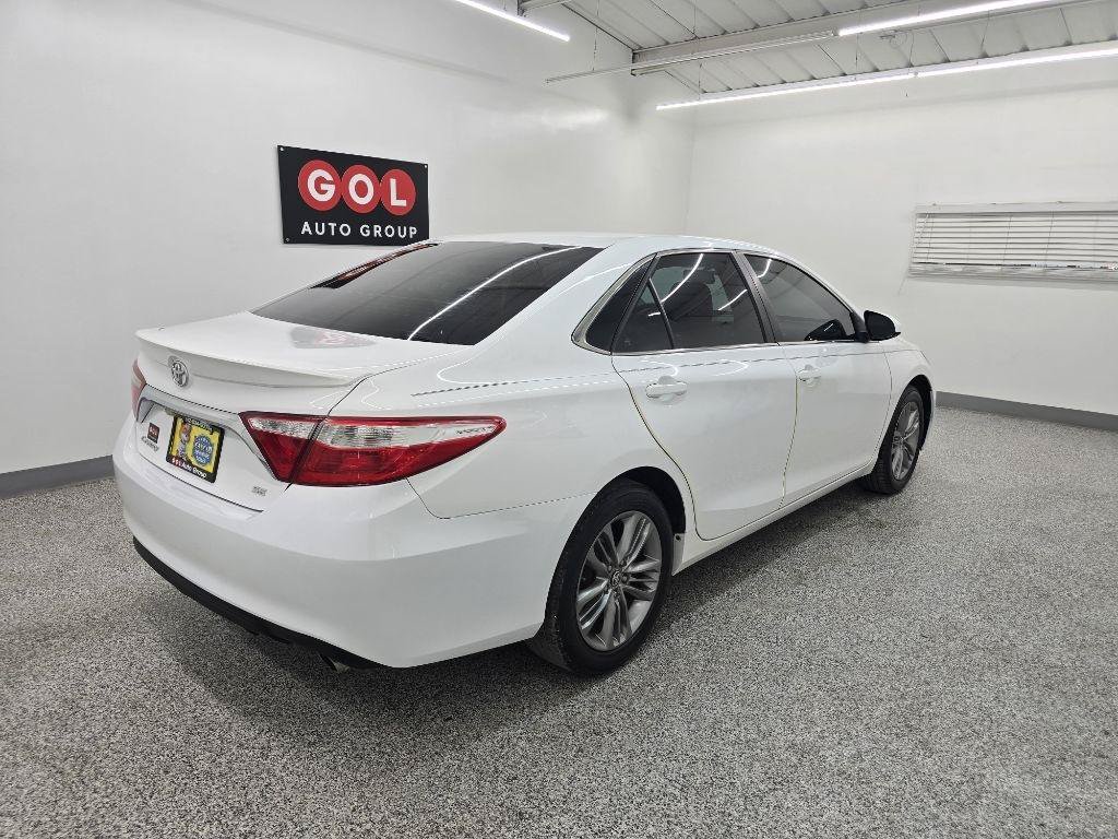 Used 2017 Toyota Camry SE w/ Moonroof Package FWD image 6