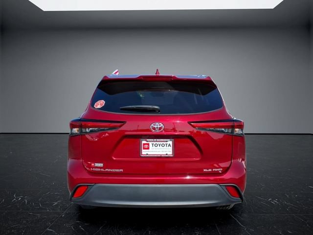 Used 2022 Toyota Highlander XLE AWD/4WD image 4