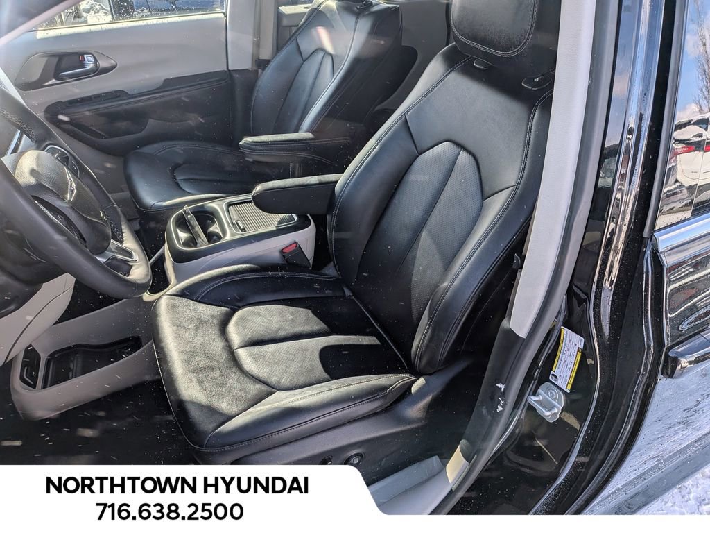 Used 2024 Chrysler Pacifica Touring-L image 9