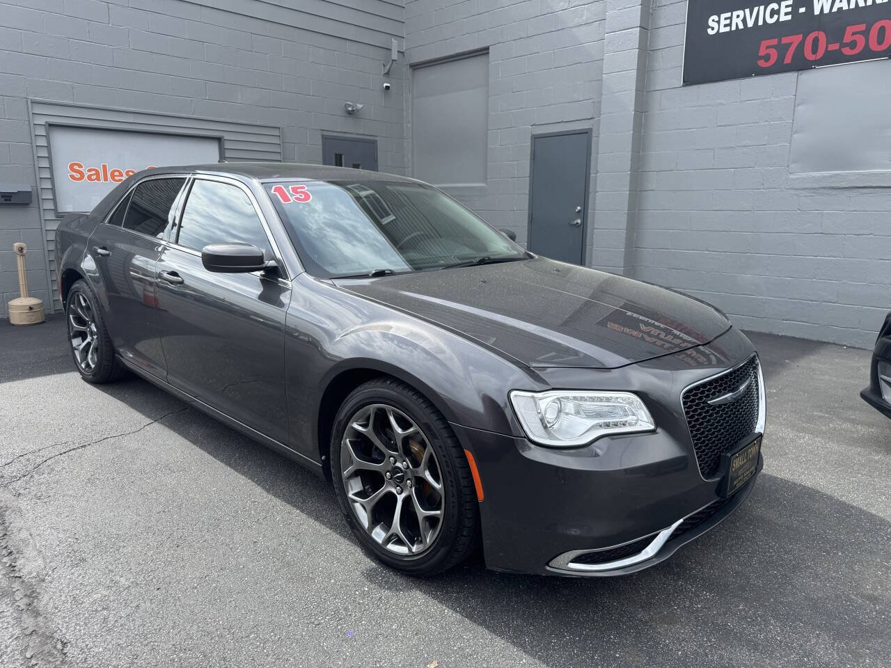 Used 2015 Chrysler 300 Limited RWD image 1