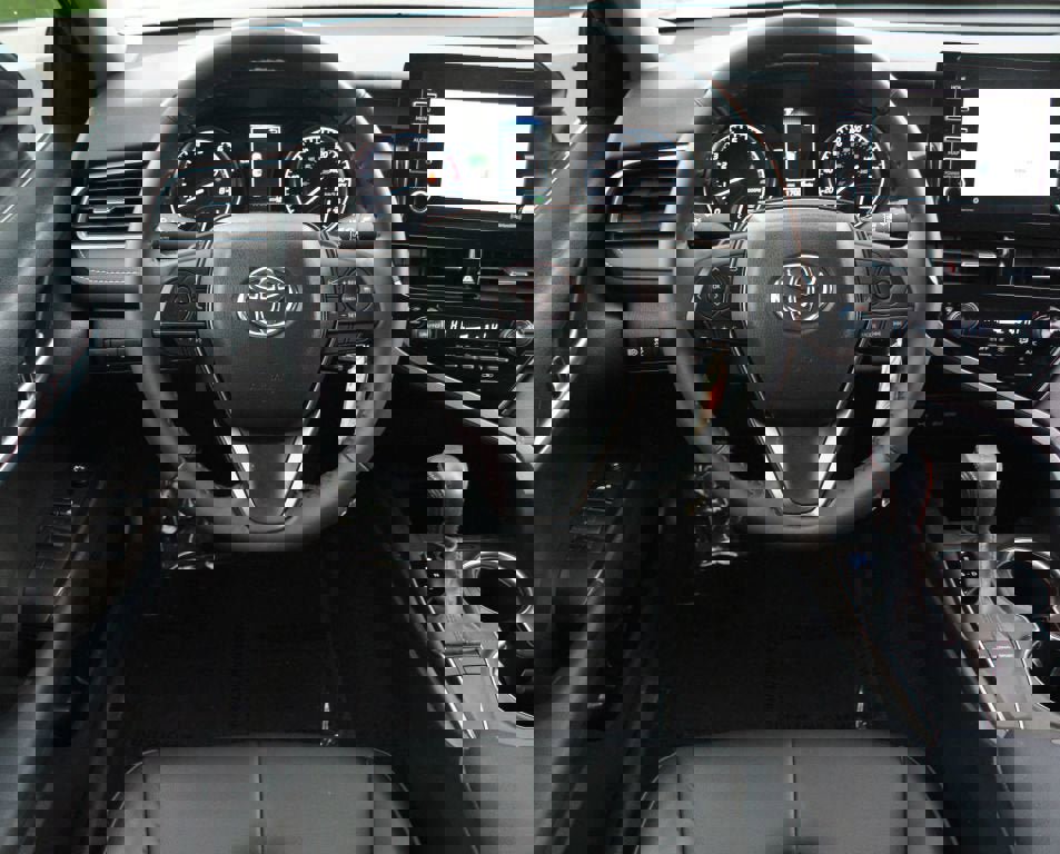 Used 2024 Toyota Camry SE image 5