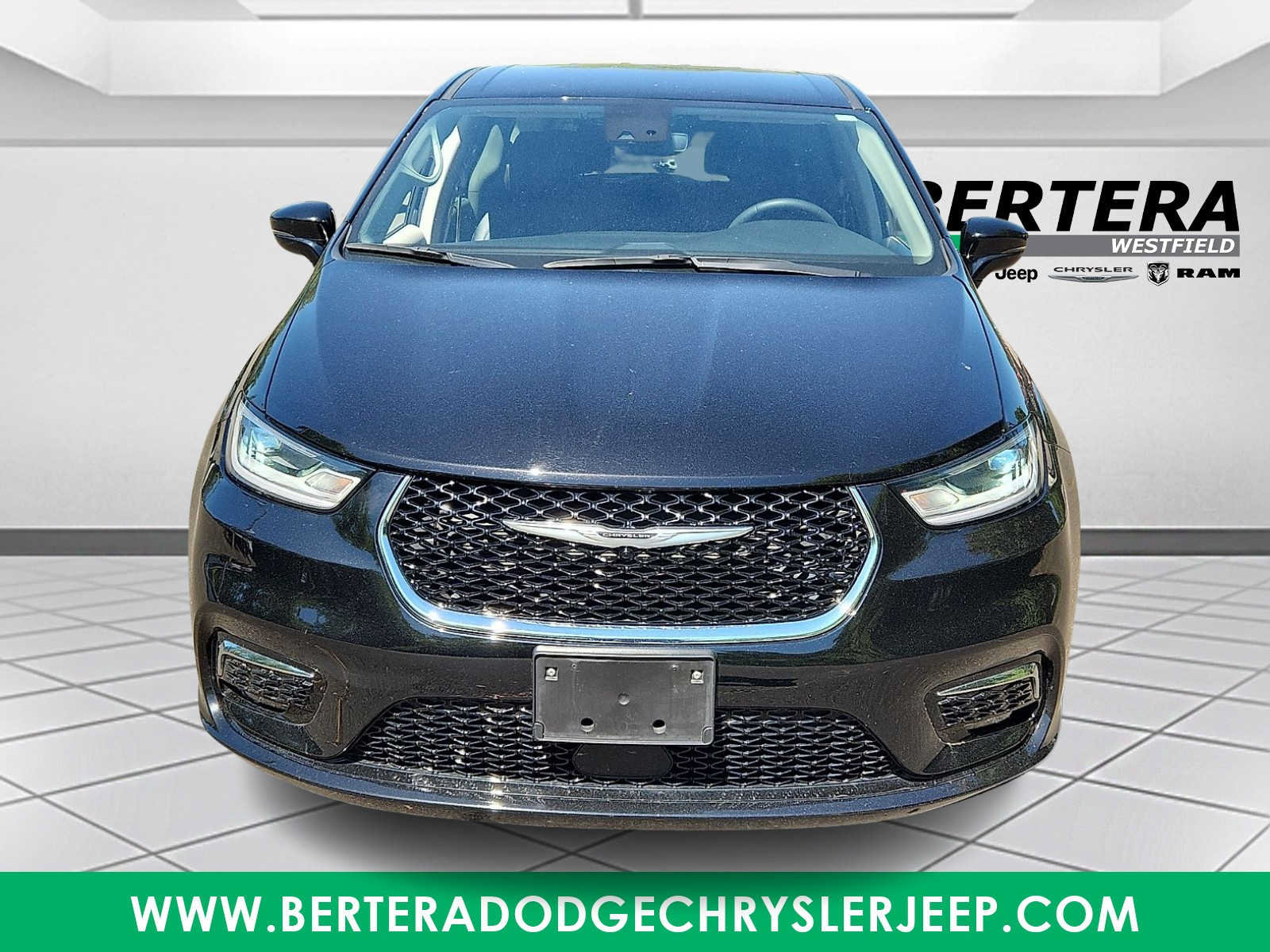 Used 2024 Chrysler Pacifica Touring-L FWD image 2