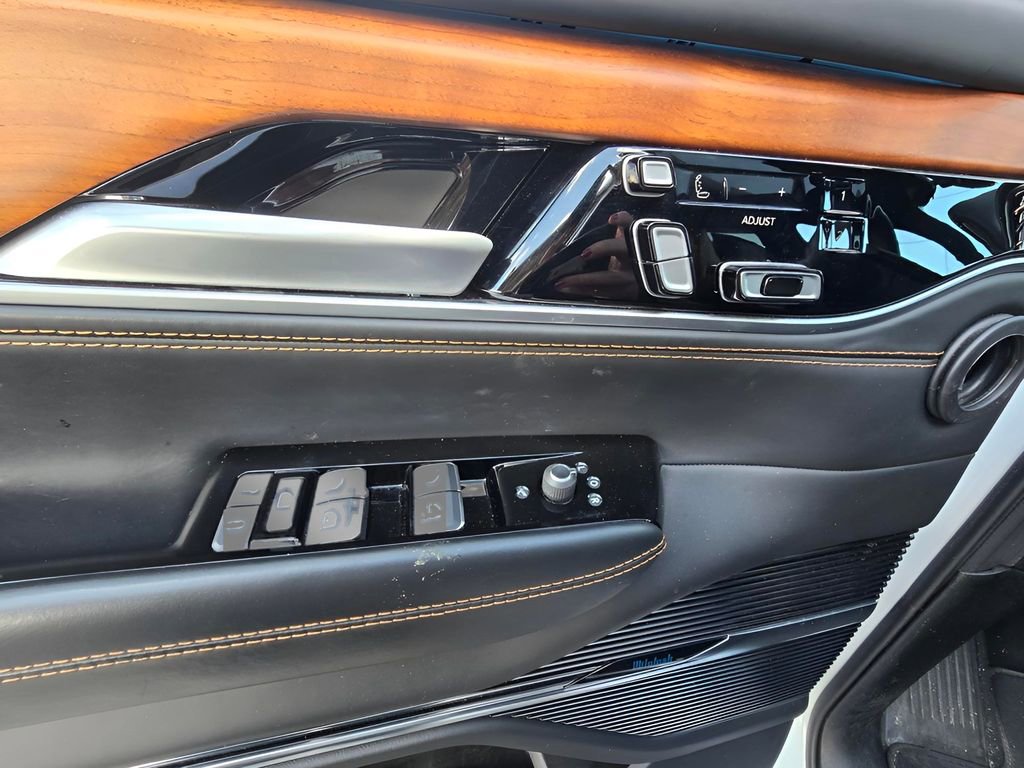 Used 2024 Jeep Grand Wagoneer L Series III AWD/4WD image 78