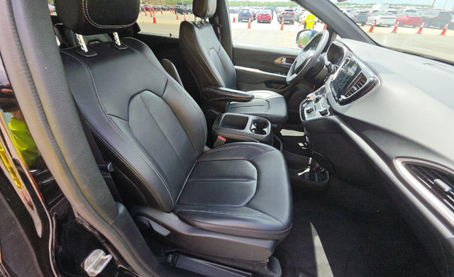 Used 2025 Chrysler Pacifica Select FWD image 12