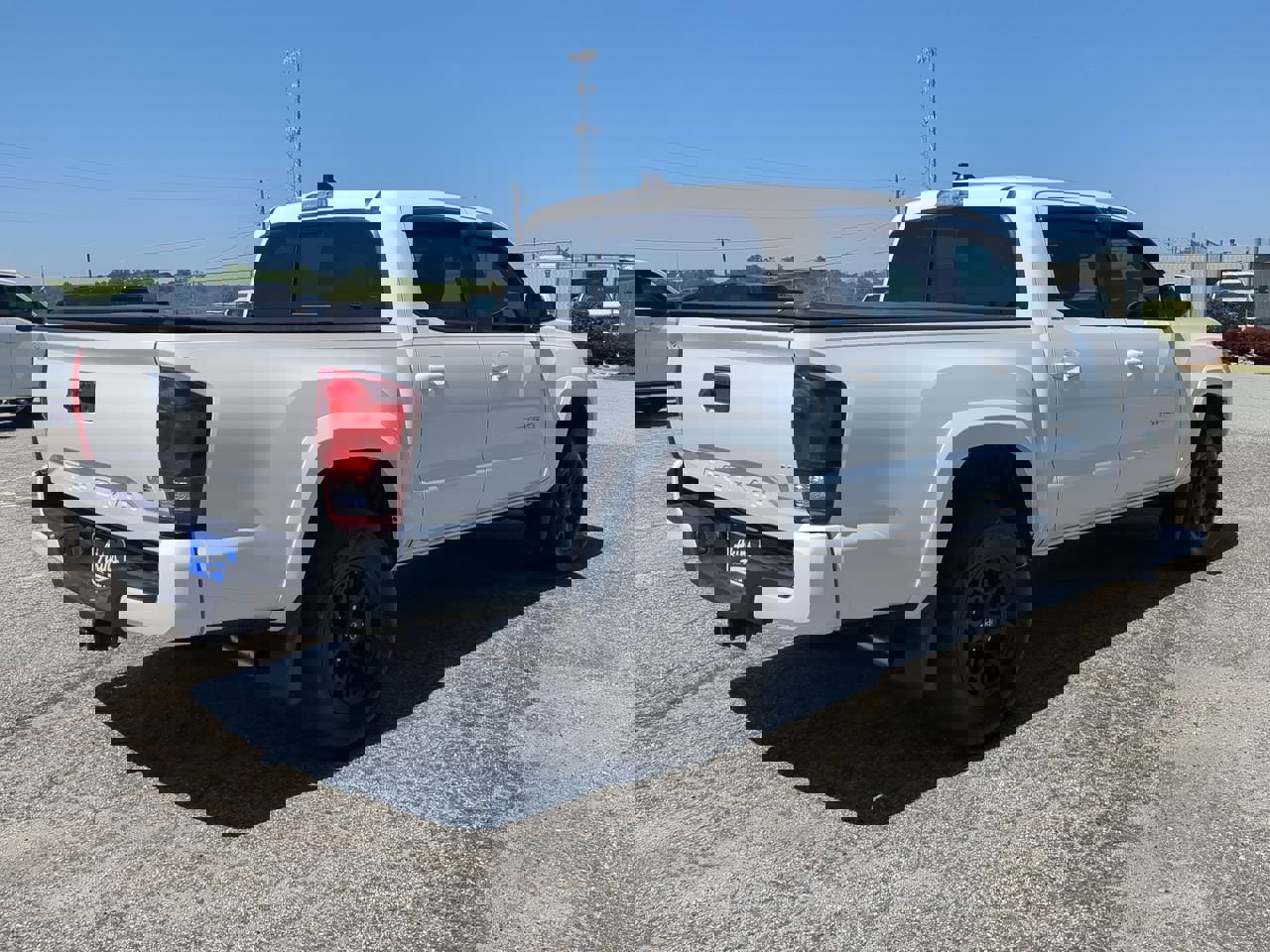 Used 2022 Toyota Tacoma SR5 w/ Technology Package image 3