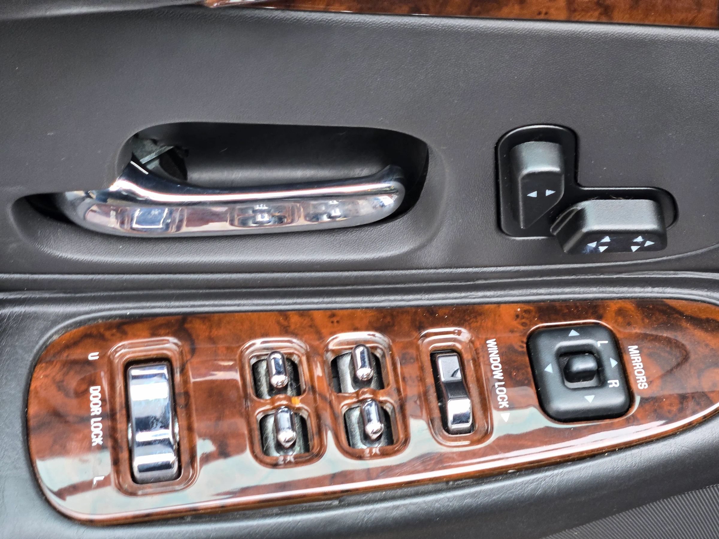 Used 2000 Lincoln Town Car Executive RWD image 23