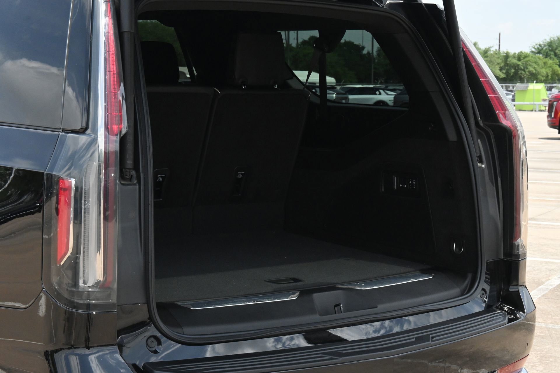 Certified 2024 Cadillac Escalade ESV Premium Luxury w/ Performance Package RWD image 22