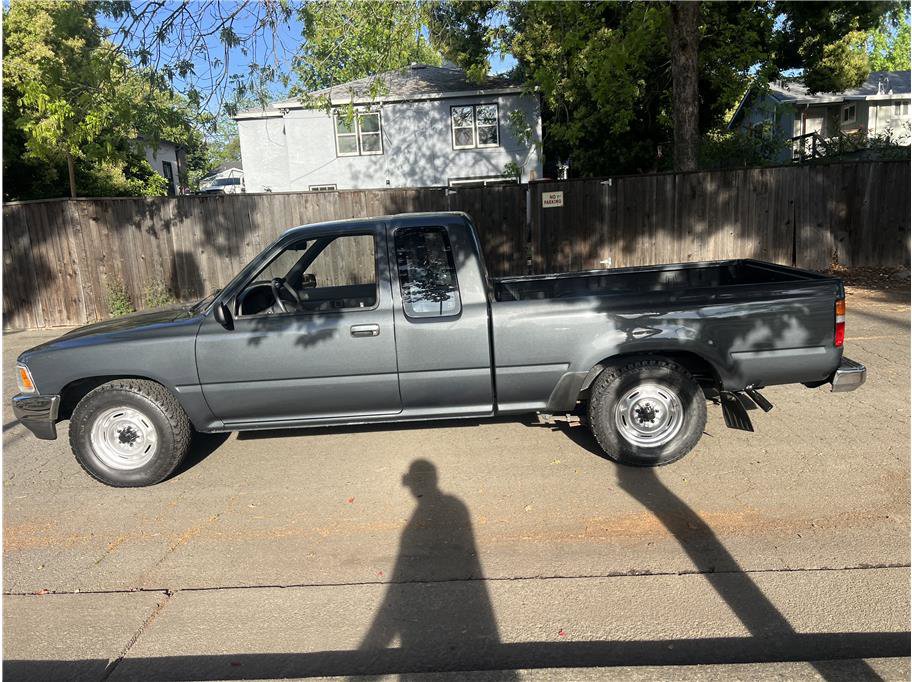 Used 1990 Toyota Pickup Deluxe RWD image 4
