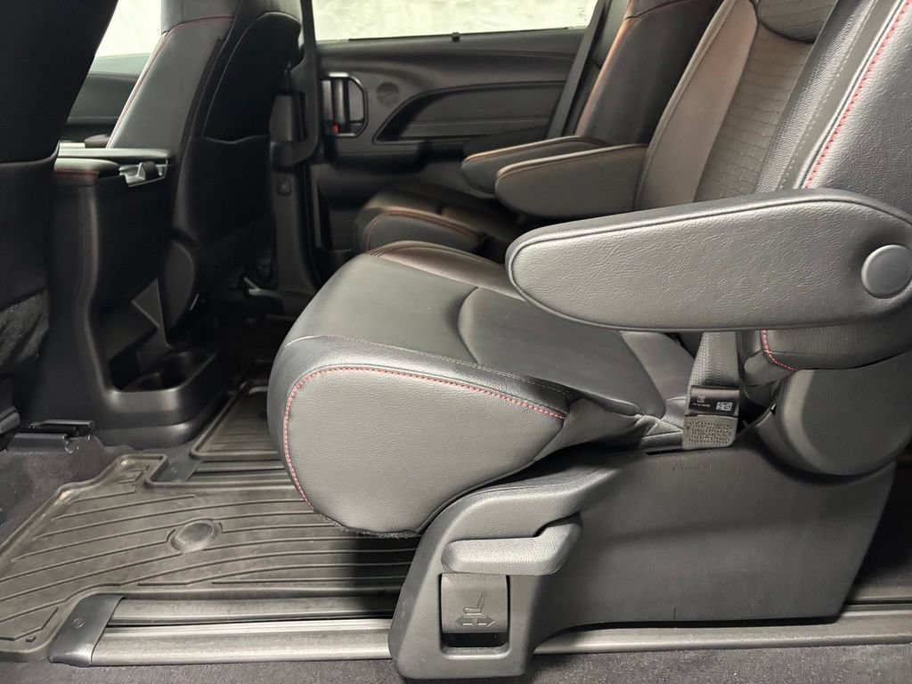 Used 2025 Toyota Sienna XSE FWD image 47