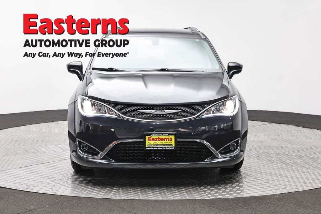 Used 2020 Chrysler Pacifica Touring-L FWD image 2