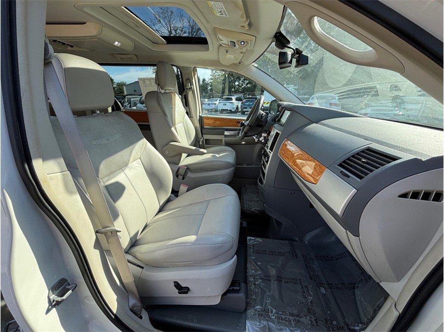 Used 2010 Chrysler Town & Country Limited image 39