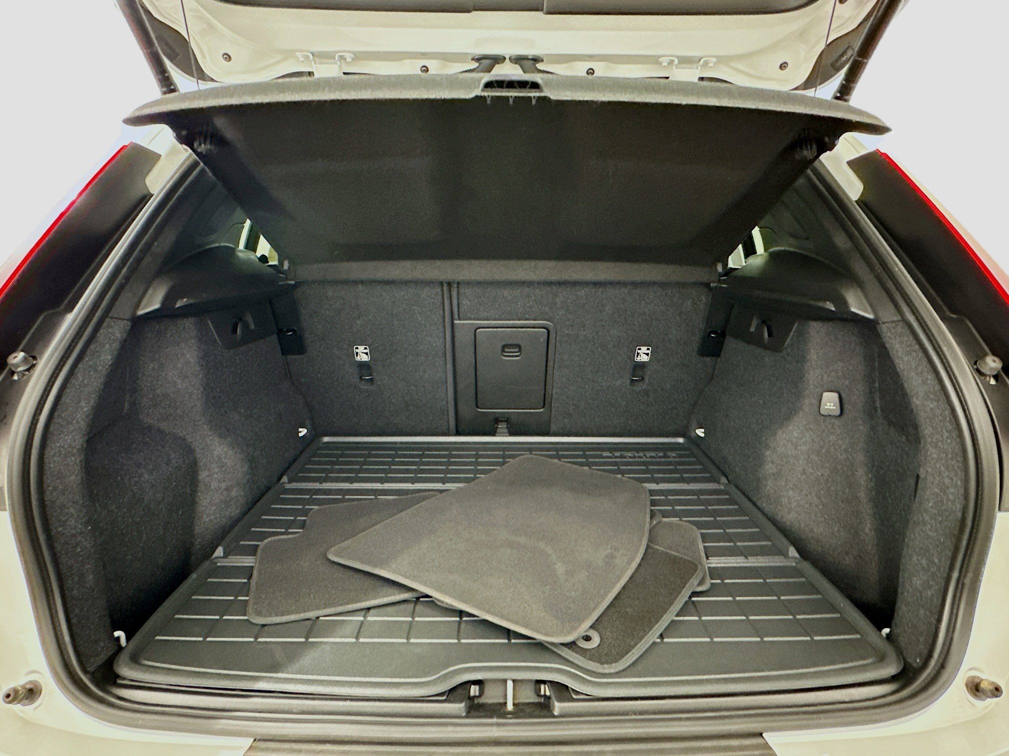 Used 2023 Volvo XC40 B5 Plus w/ Protection Package image 31