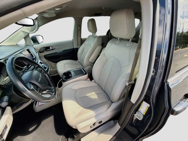 Used 2021 Chrysler Pacifica Touring-L FWD image 21