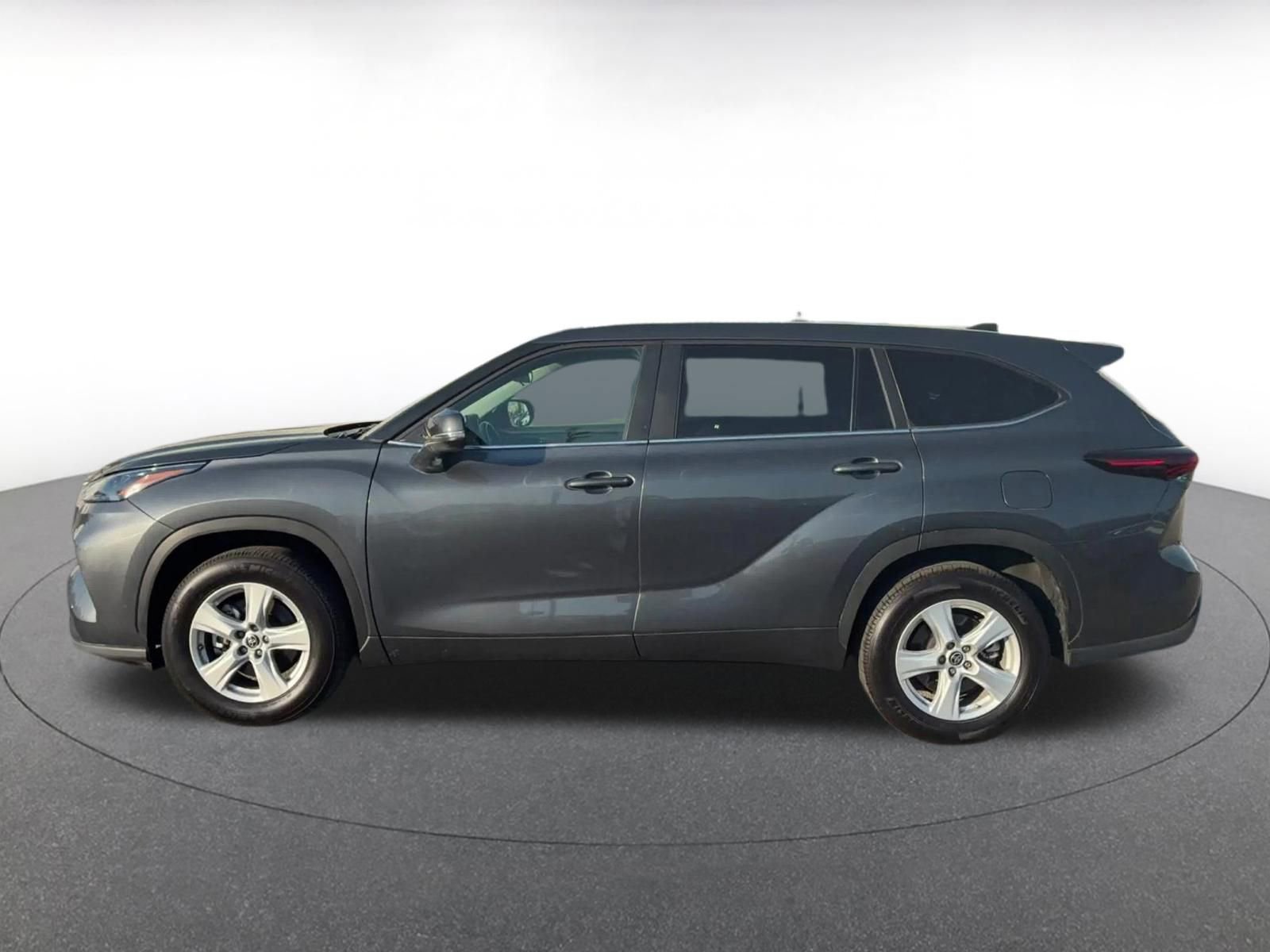 Used 2025 Toyota Highlander LE FWD image 9