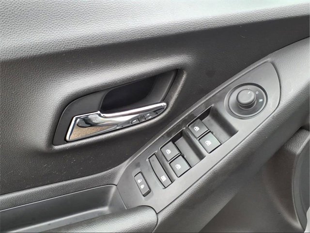 Used 2019 Chevrolet Trax LT w/ LT Convenience Package image 12