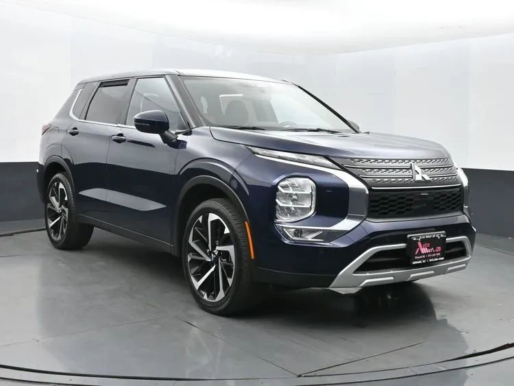 Used 2024 Mitsubishi Outlander SE image 2