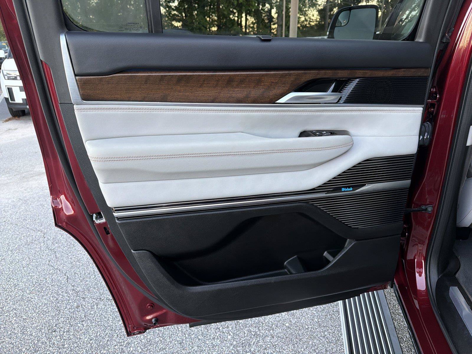 Used 2025 Jeep Grand Wagoneer 4WD image 22