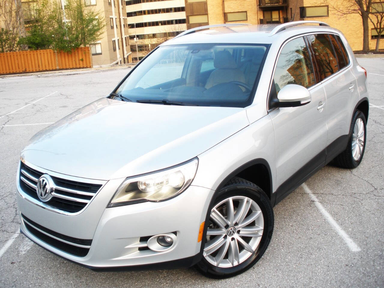 Used 2009 Volkswagen Tiguan SE image 1