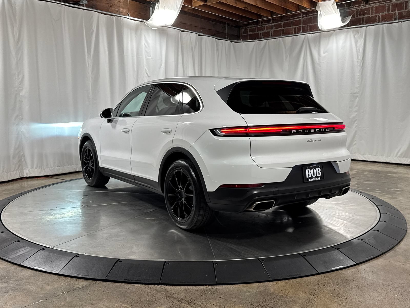 Used 2024 Porsche Cayenne w/ Premium Package AWD/4WD image 7