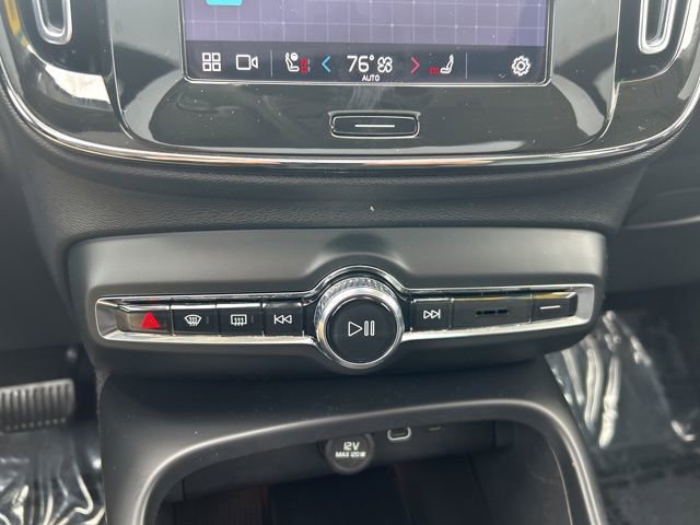 Certified 2025 Volvo XC40 B5 Plus image 25