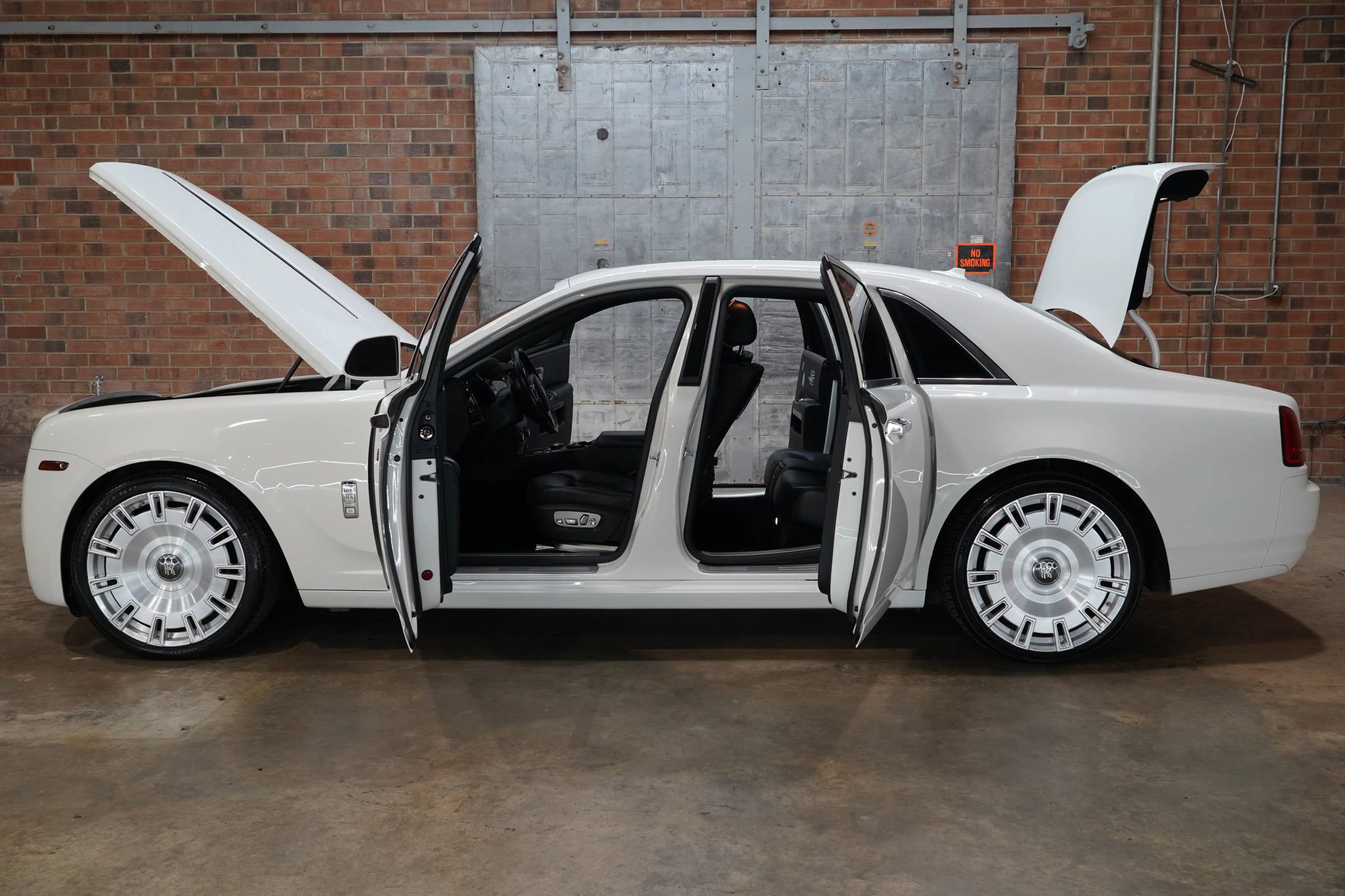 Used 2015 Rolls-Royce Ghost image 25