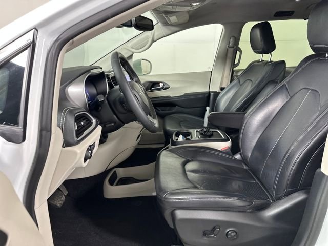 Used 2022 Chrysler Pacifica Touring-L image 11