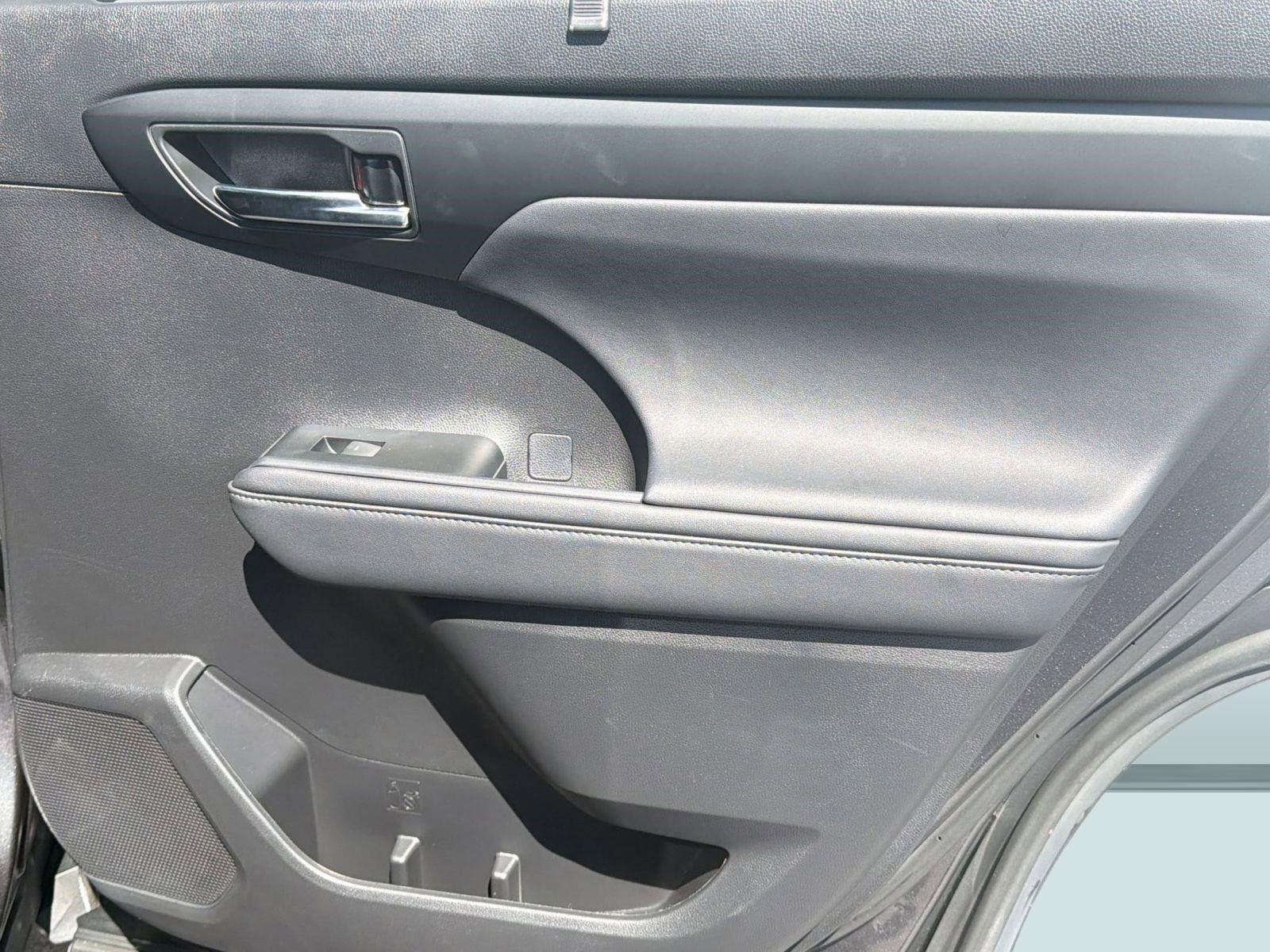 Used 2023 Toyota Highlander XLE image 29