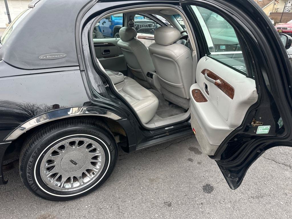 Used 2002 Lincoln Town Car Cartier RWD image 36