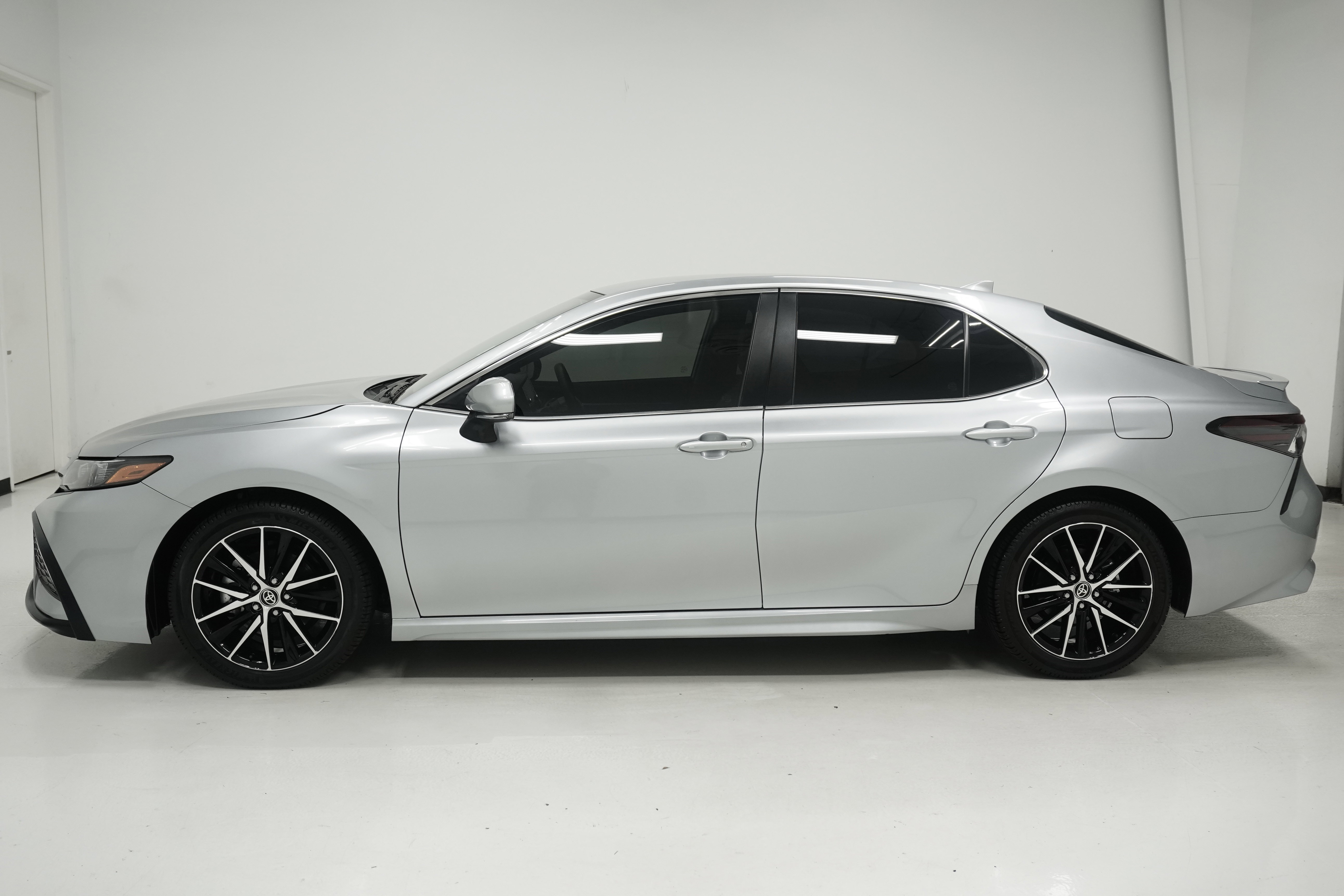 Used 2024 Toyota Camry SE FWD image 7
