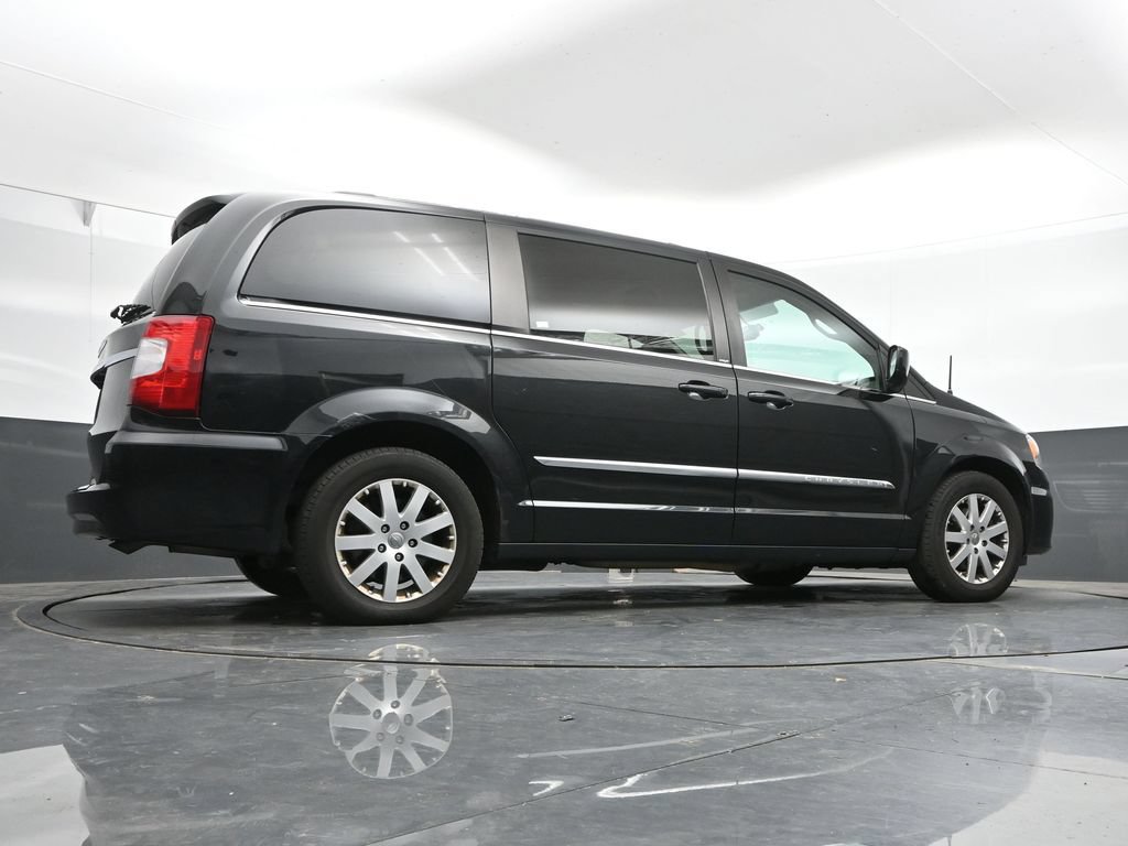 Used 2014 Chrysler Town & Country Touring FWD image 39
