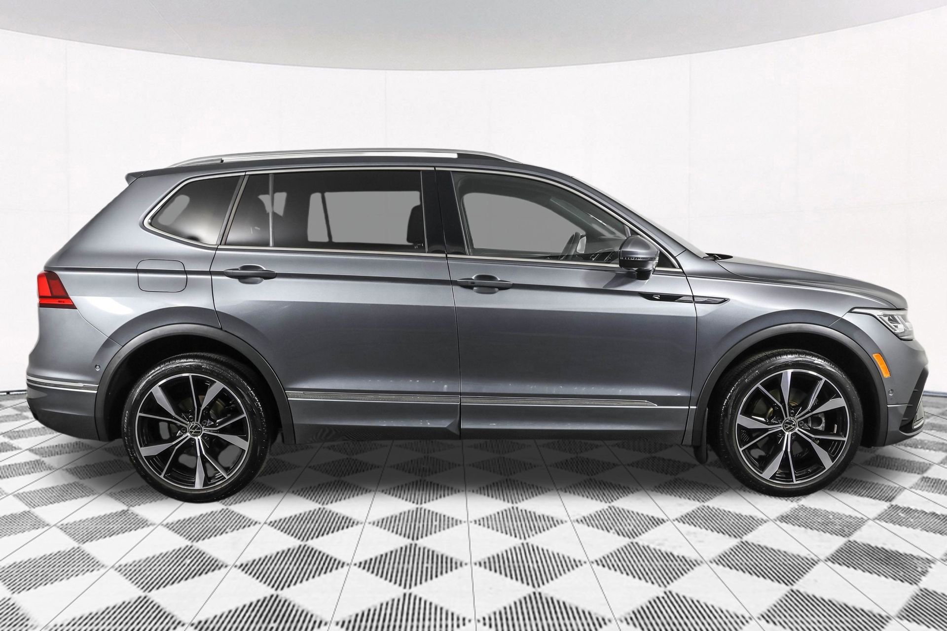 Used 2024 Volkswagen Tiguan SEL R-Line AWD/4WD image 17