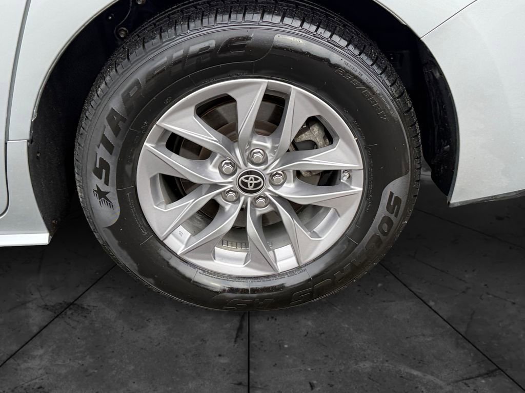 Used 2021 Toyota Sienna XLE image 29