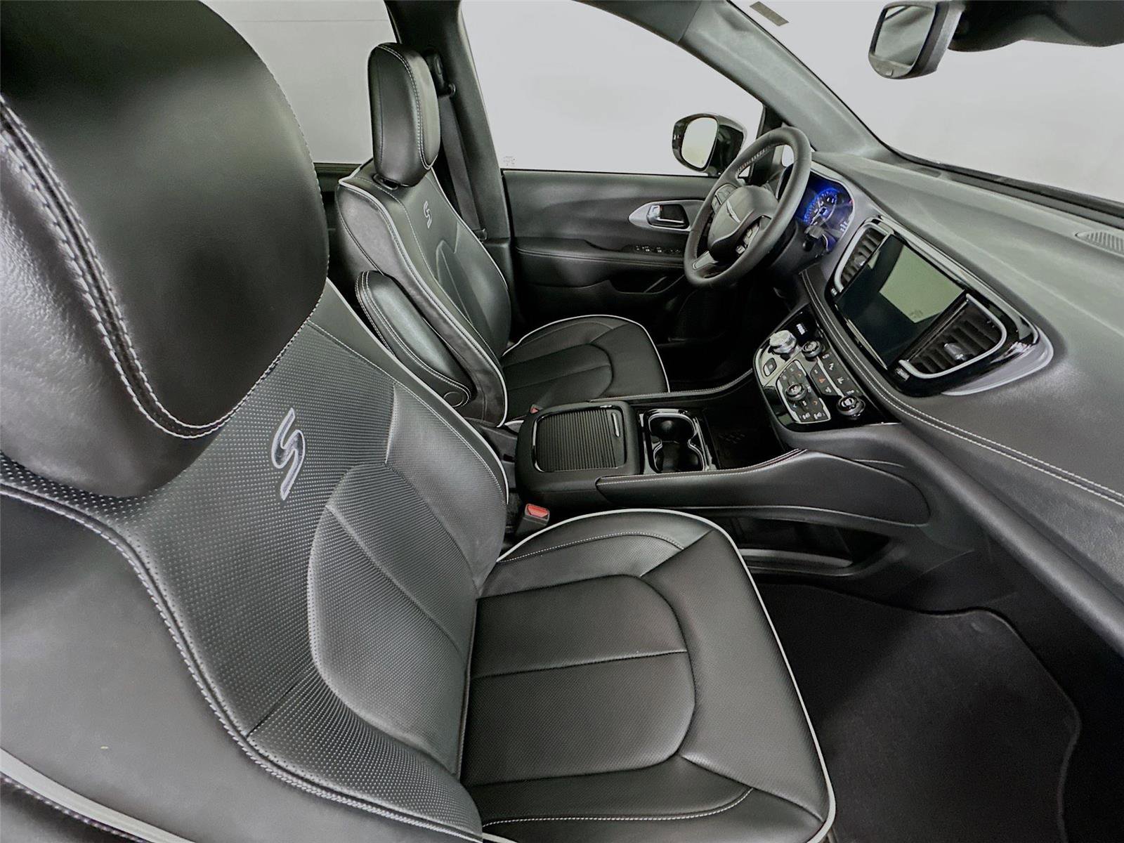 Used 2025 Chrysler Pacifica Limited image 30