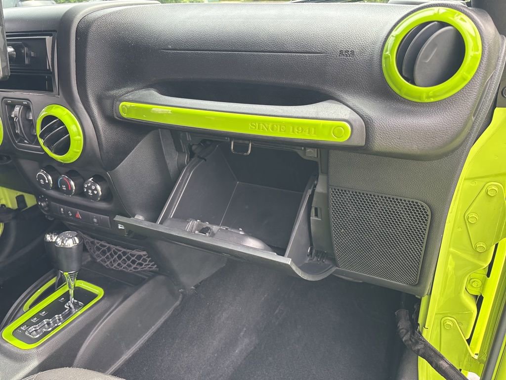 Used 2016 Jeep Wrangler Unlimited Sahara w/ Connectivity Group AWD/4WD image 40