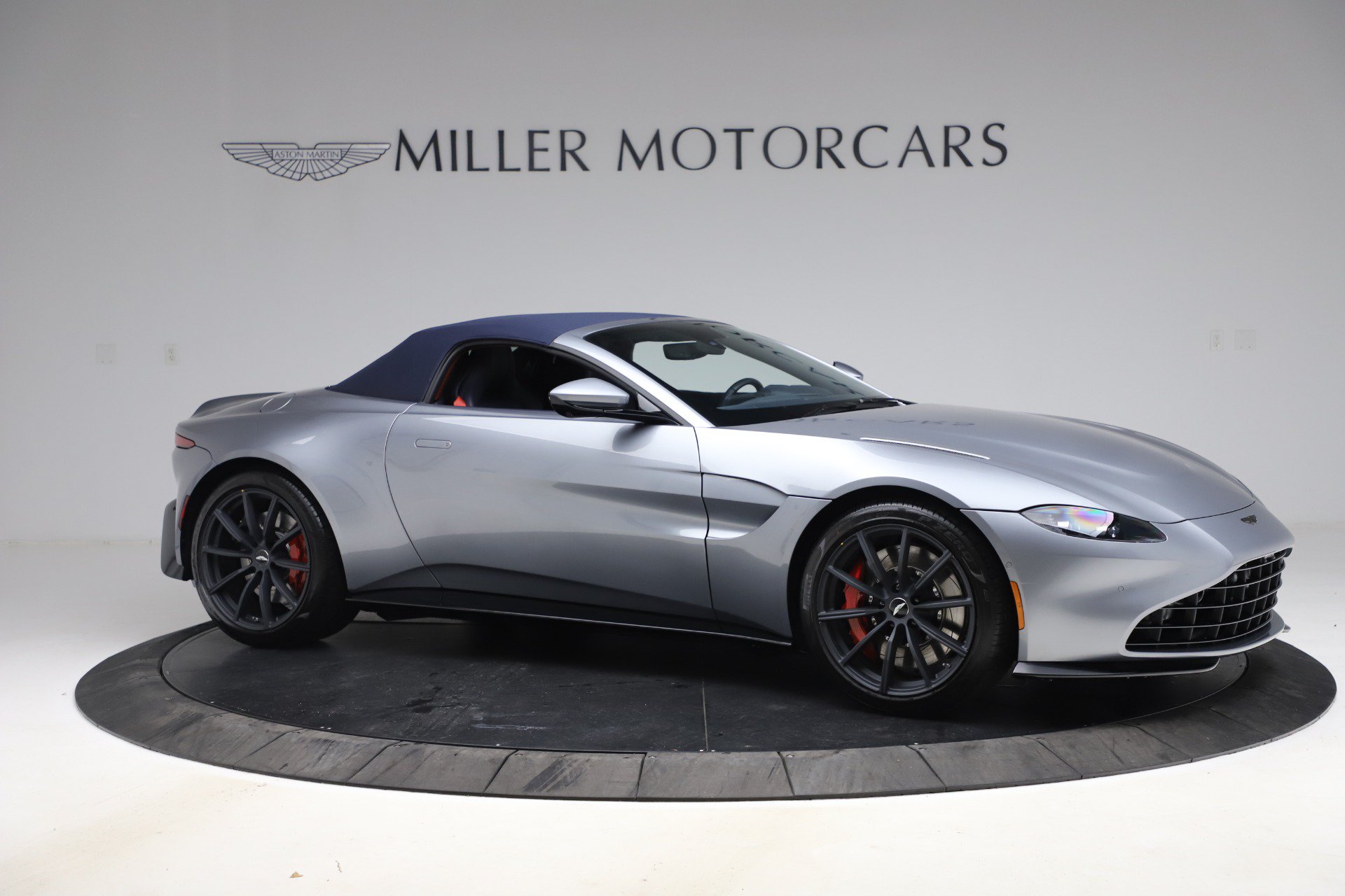 Used 2021 Aston Martin V8 Vantage Roadster RWD image 18