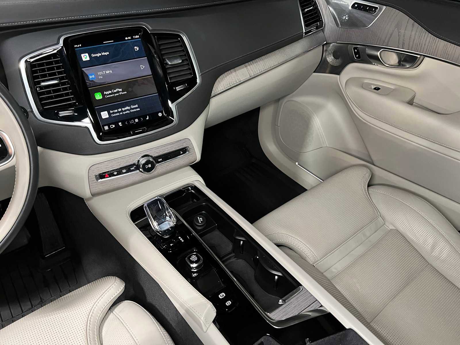 Used 2024 Volvo XC90 B6 Ultimate w/ Lounge Package image 32