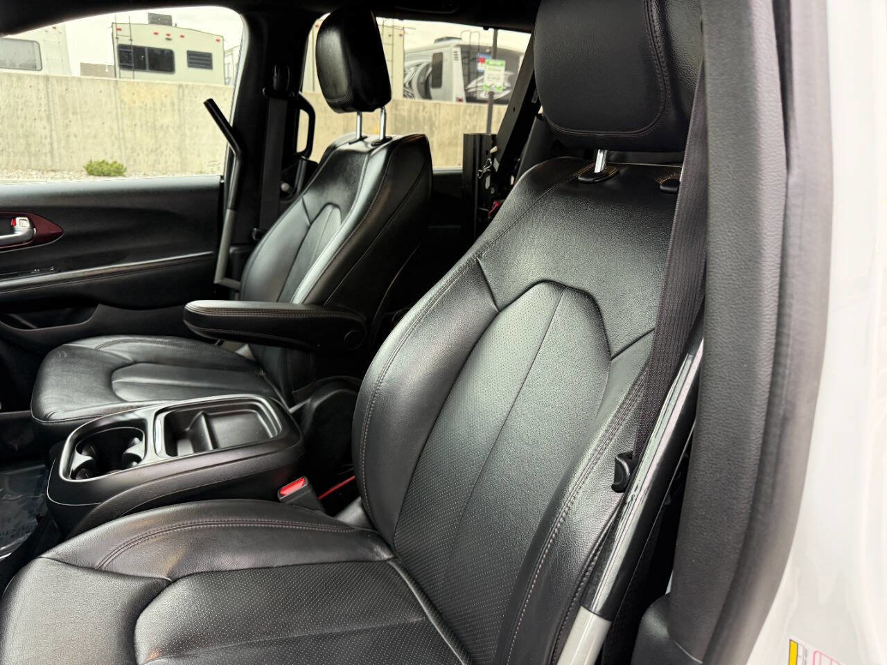 Used 2020 Chrysler Pacifica Touring-L image 17