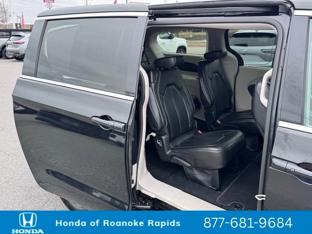 Used 2023 Chrysler Pacifica Touring-L image 28