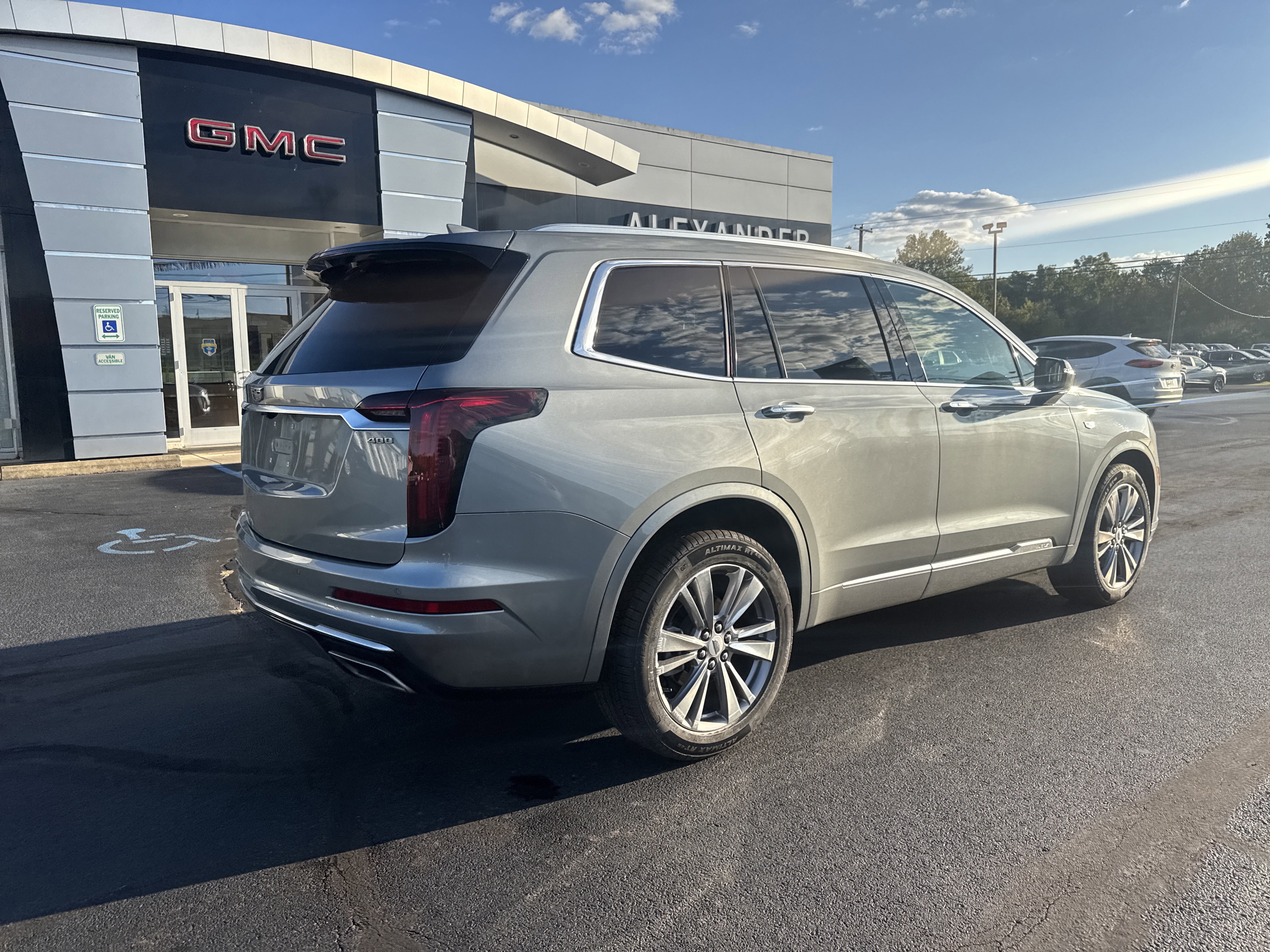 Used 2023 Cadillac XT6 Premium Luxury image 3