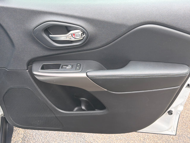 Used 2019 Jeep Cherokee Latitude Plus FWD image 15