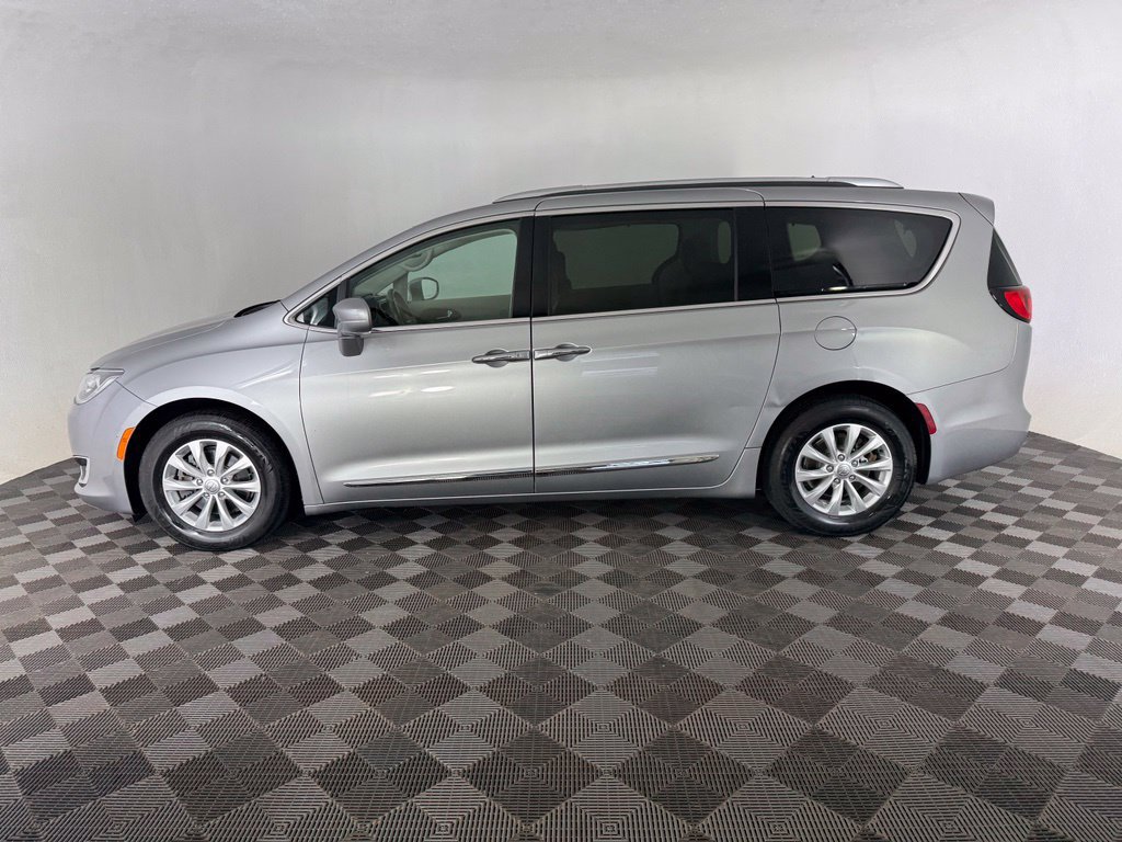 Used 2018 Chrysler Pacifica Touring-L FWD image 4