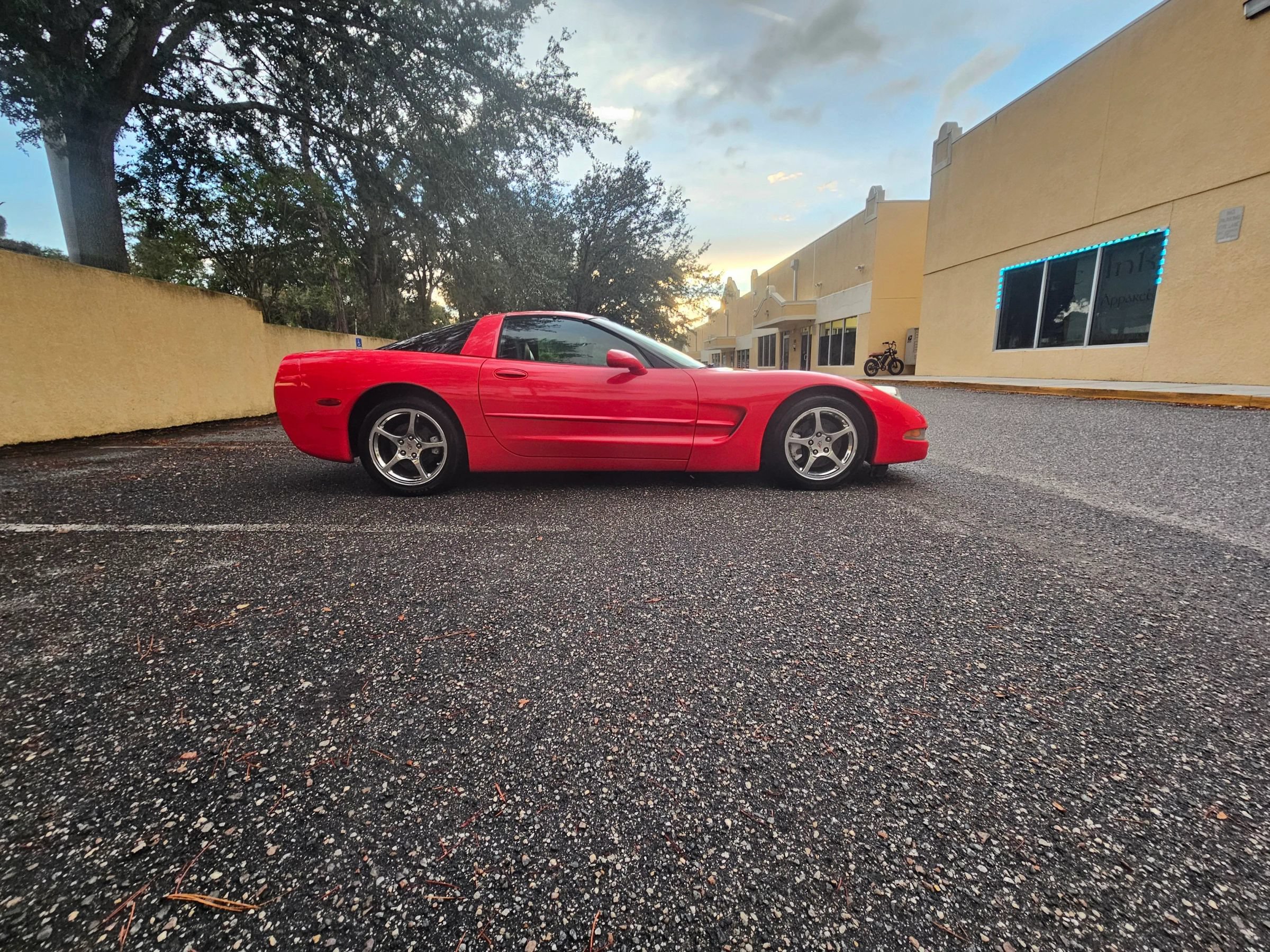 Used 2002 Chevrolet Corvette Coupe w/ Preferred Equipment Group2 RWD image 4