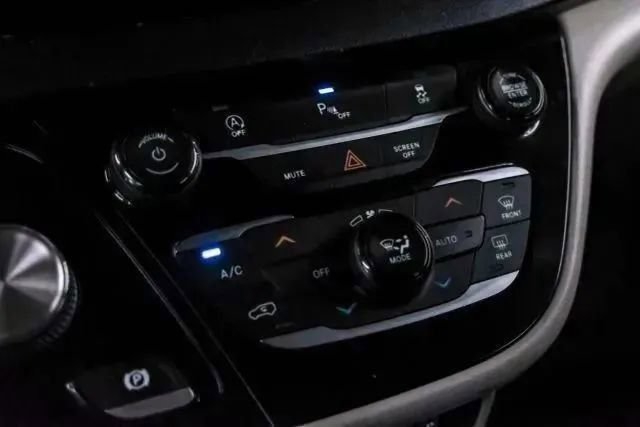 Used 2018 Chrysler Pacifica Touring Plus w/ Tire & Wheel Group FWD image 30