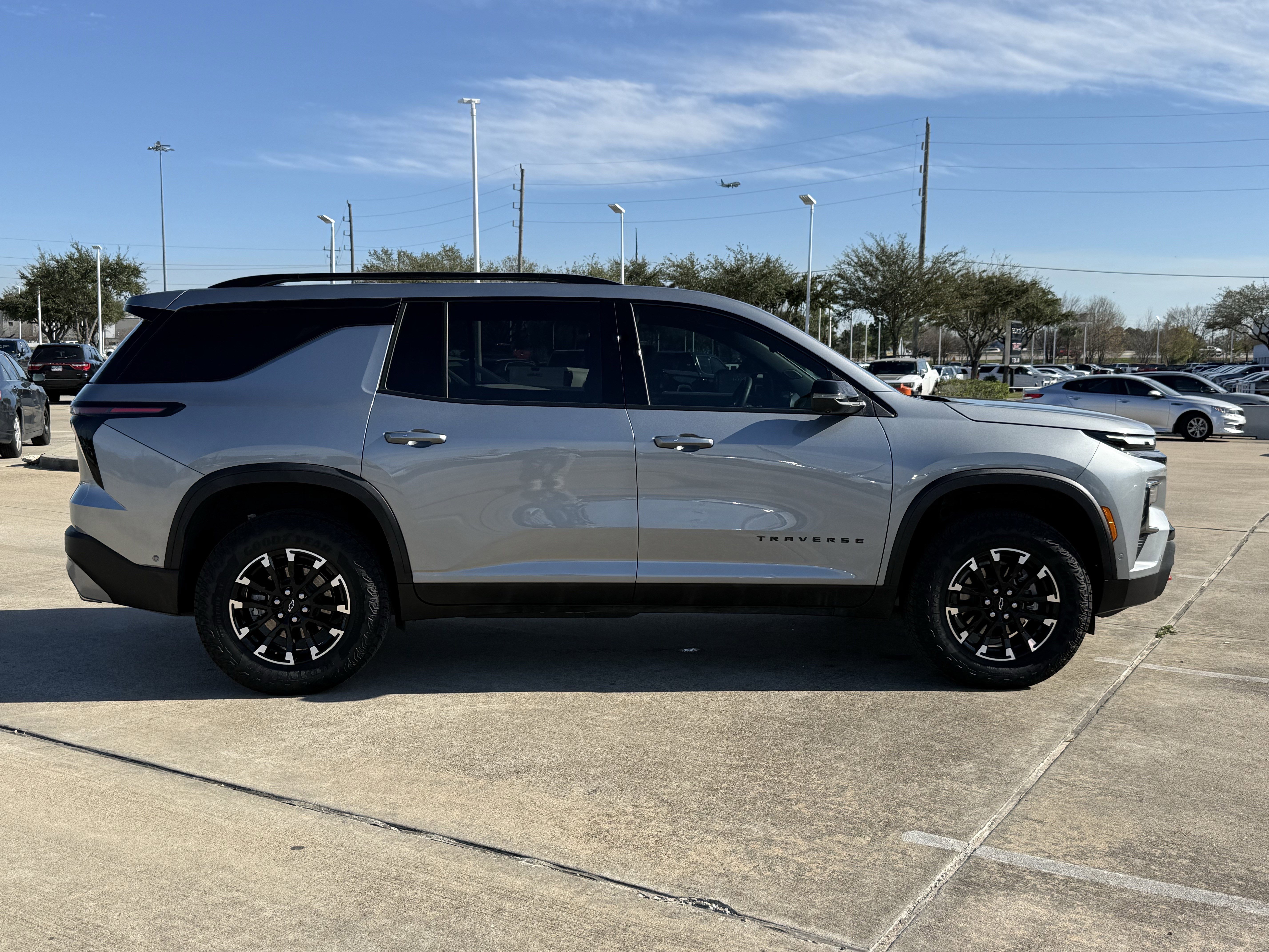 Used 2025 Chevrolet Traverse Z71 w/ Enhanced Driving Package image 3