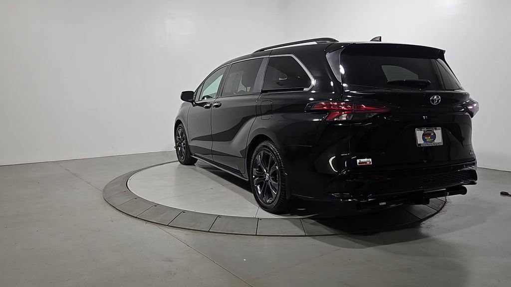 Used 2023 Toyota Sienna XSE FWD image 3