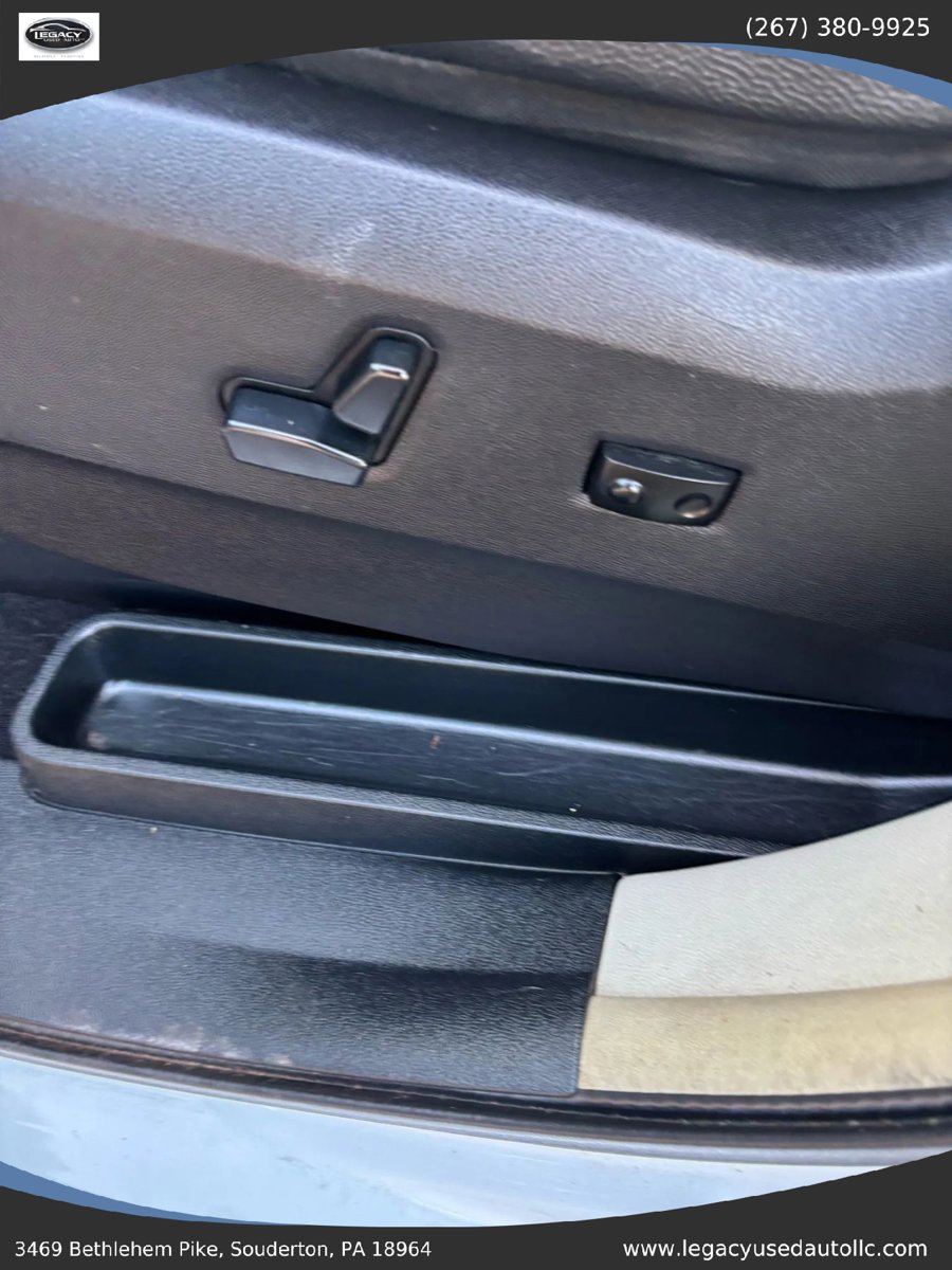 Used 2016 Chrysler Town & Country Touring FWD image 31