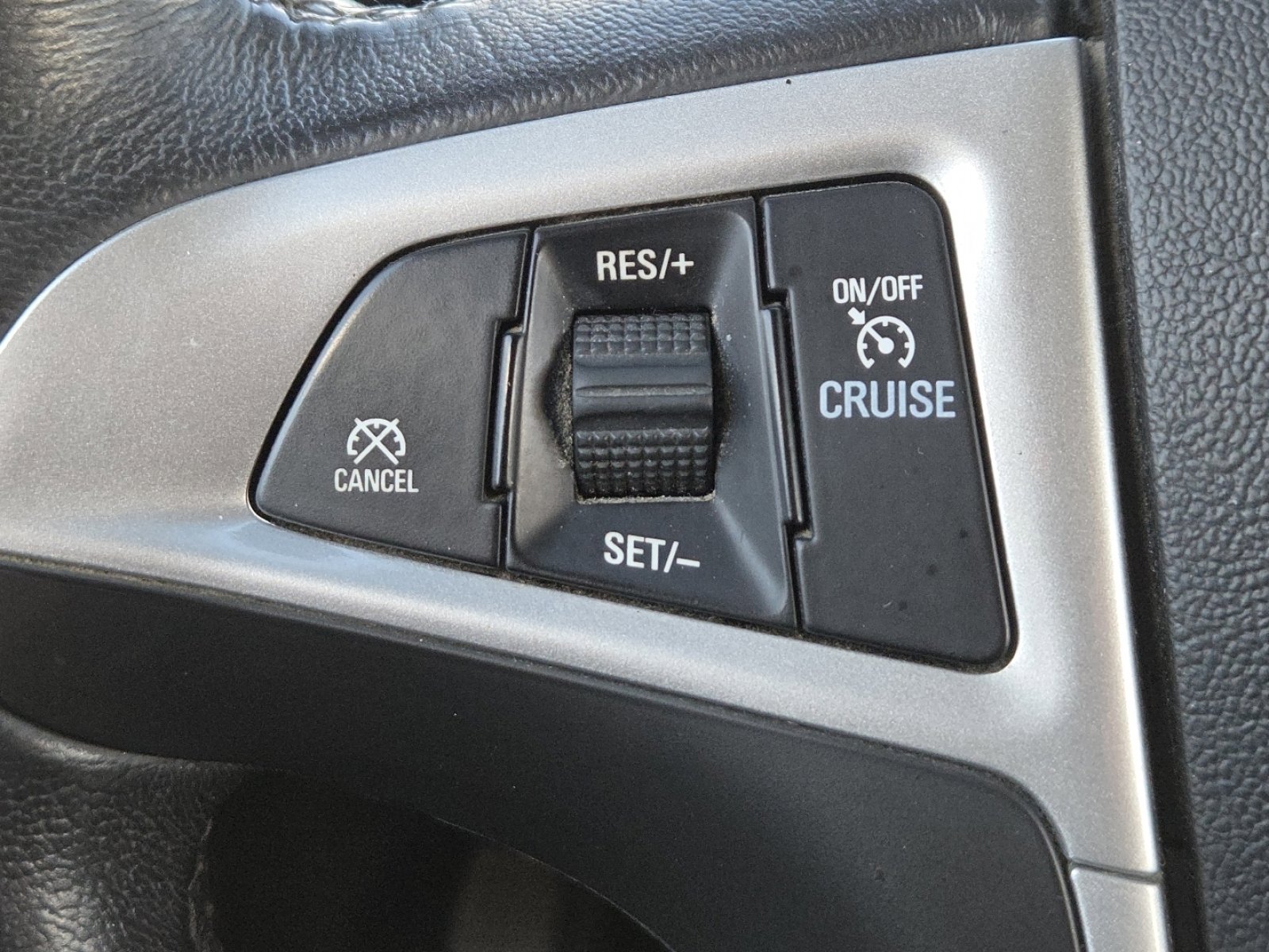 Used 2017 Chevrolet Equinox Premier w/ Enhanced Convenience Package image 7