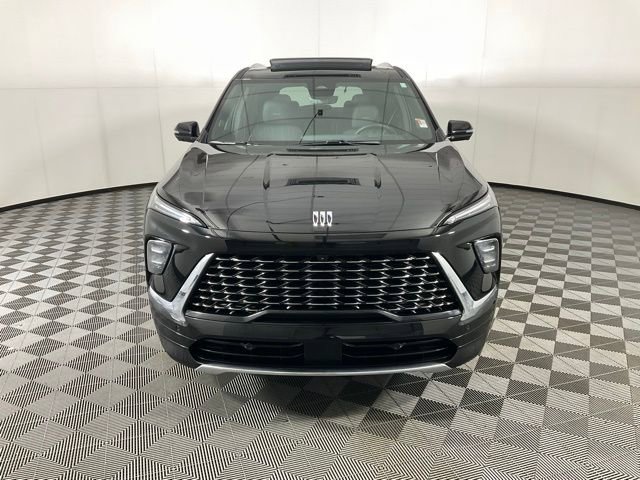 Used 2025 Buick Enclave Avenir w/ Super Cruise Package image 2