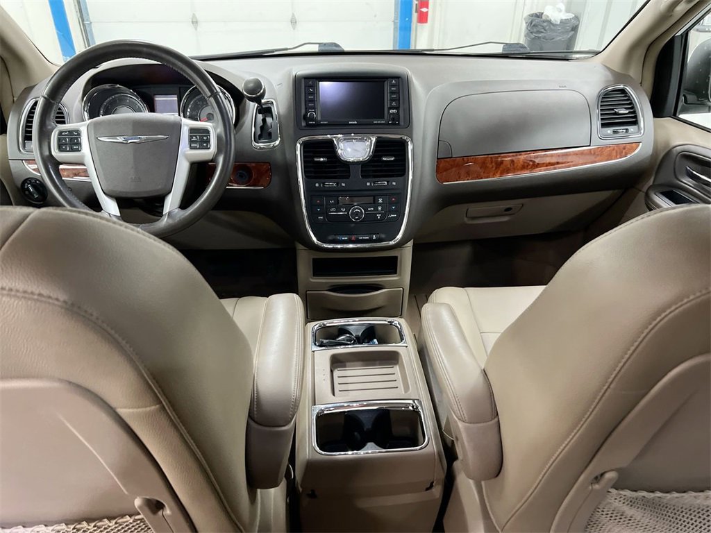 Used 2016 Chrysler Town & Country Touring image 10