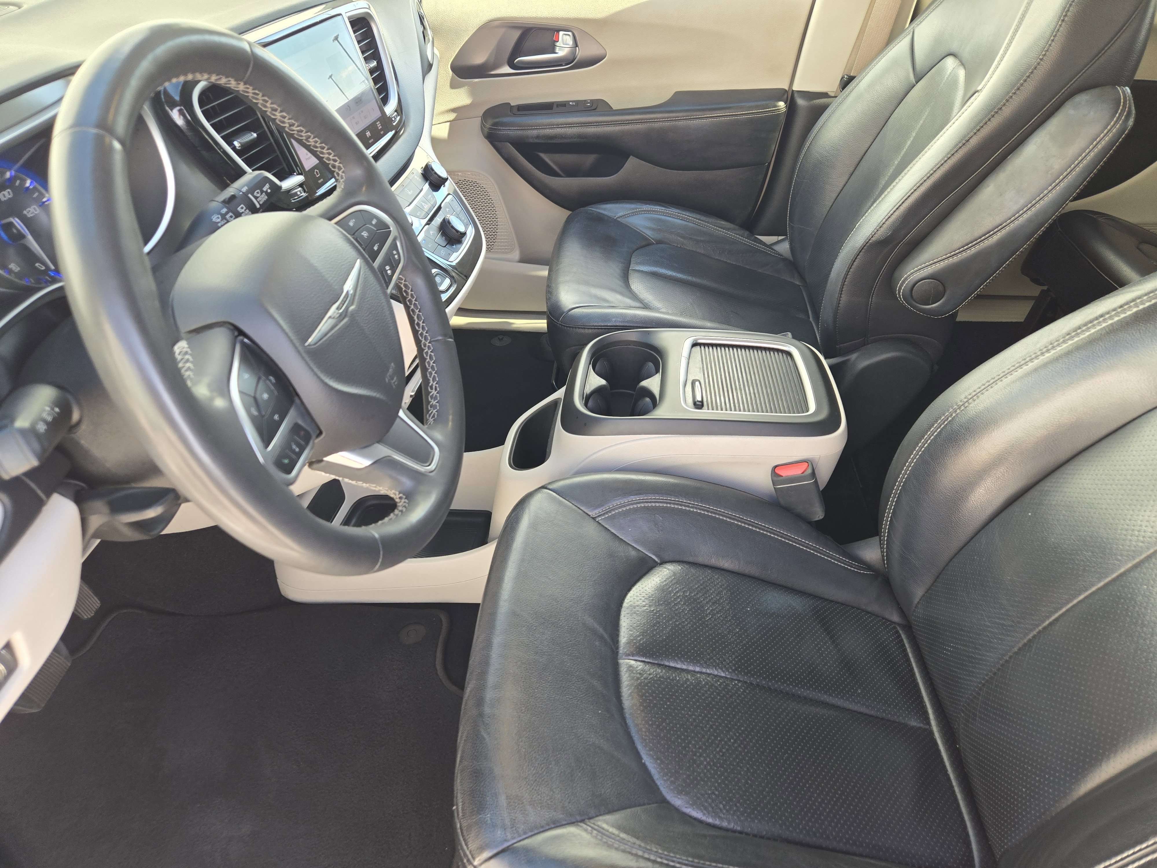 Used 2022 Chrysler Pacifica Touring-L FWD image 15